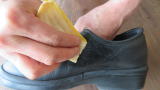 バナナの皮で靴を磨く写真