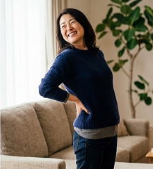 腰が楽になって思わず微笑む女性の写真