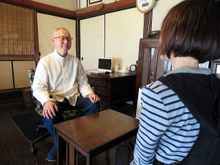 施術者が患者様に問診などのカウンセリングを行っている写真