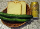 材料の食パン・キュウリ・ビールの写真