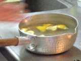 アルミ鍋でレモンを煮る写真