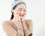 肌が美しくなって喜ぶ女性の写真
